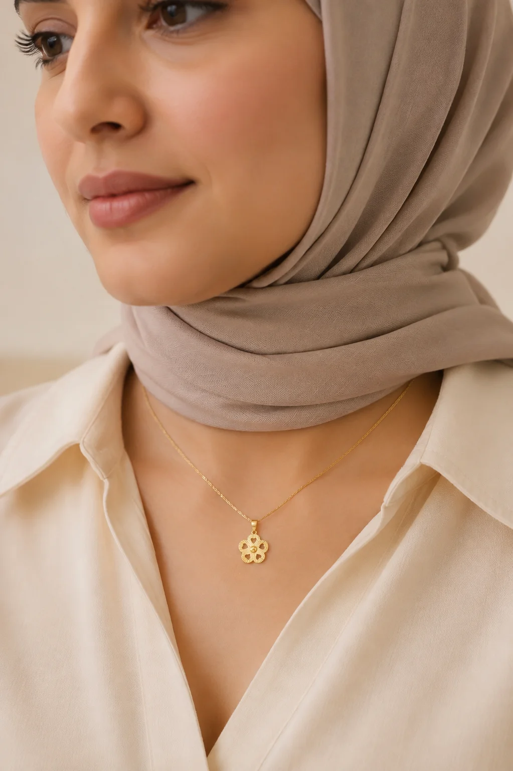 پلاک طلا زنانه طرح گل قلبی ظریف - Image 2